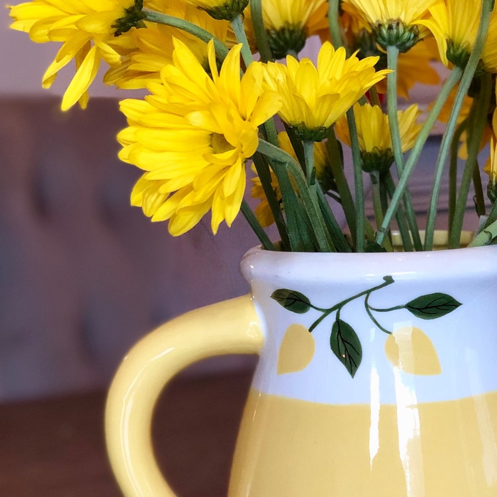 ♦️SOLD♦️Yellow and white pitcher/vase
